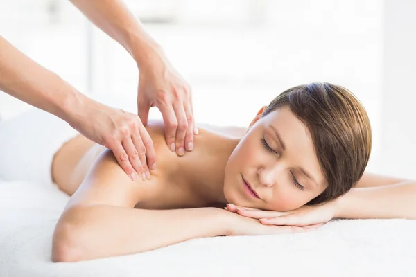 Mulher relaxada desfrutando de massagem nas costas — Fotografia de Stock