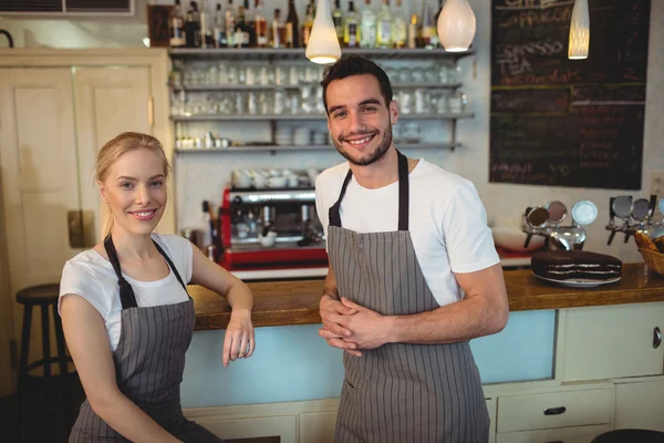 Jistý baristas stojí u pultu — Stock fotografie