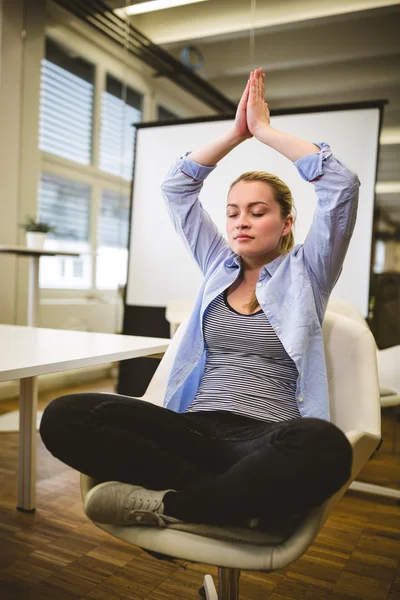 Empresária meditando na sala de reuniões — Fotografia de Stock