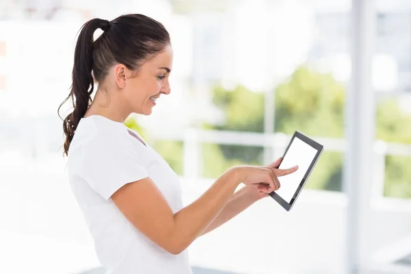 Donna sorridente utilizzando tablet digitale — Foto Stock