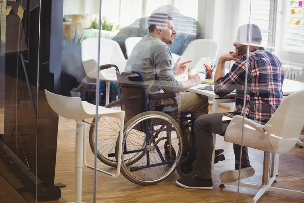 Handicap affärsman diskuterar med kollega — Stockfoto