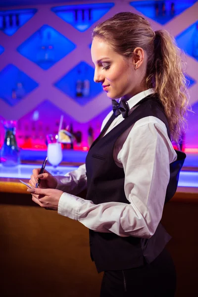 Bartendern tar order på nattklubb — Stockfoto