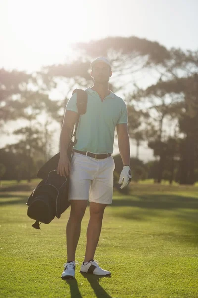 Golfspieler trägt Tasche — Stockfoto