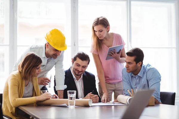 Designer d'intérieur avec des collègues discuter — Photo