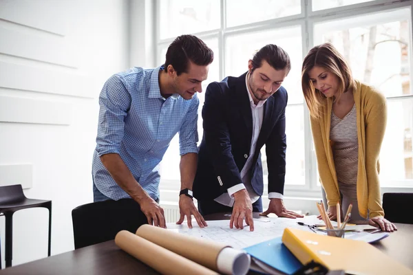 Empresario con compañeros de trabajo mirando el plano — Foto de Stock