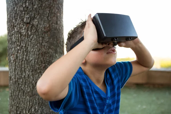 Menino usando fone de ouvido de realidade virtual — Fotografia de Stock