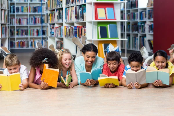 Leraar met studenten lezen van boeken — Stockfoto