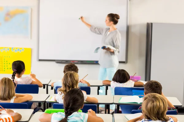 Lehrer unterrichtet Schüler — Stockfoto