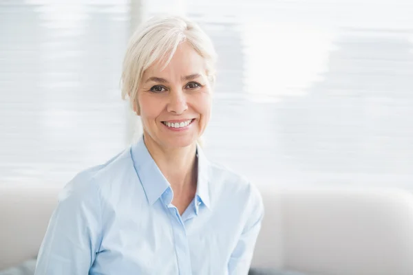 Retrato de una mujer mayor sonriente — Foto de Stock