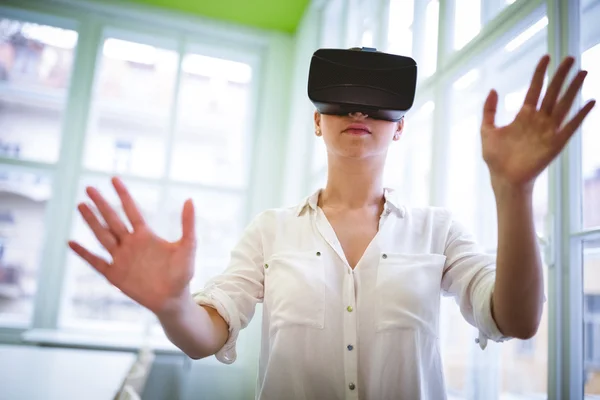 Designer usando headset realidade virtual — Fotografia de Stock