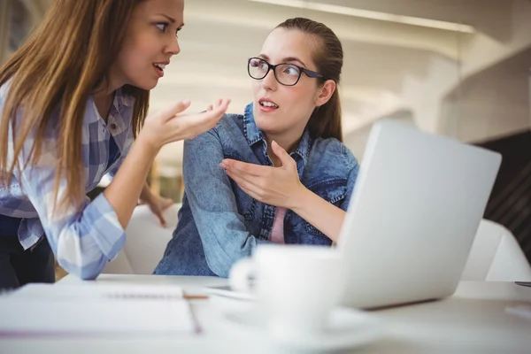 Affärskvinna diskuterar med kollega — Stockfoto