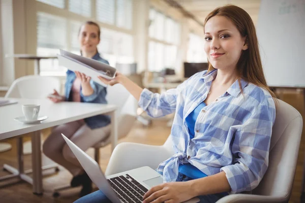 Imprenditrice che dà file al collega — Foto Stock