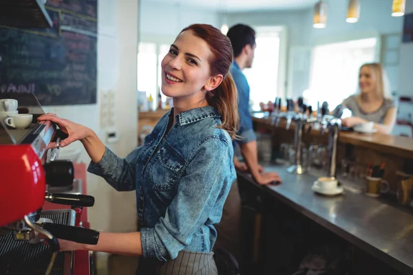 Pwaitress met mede-werker praten met klant — Stockfoto