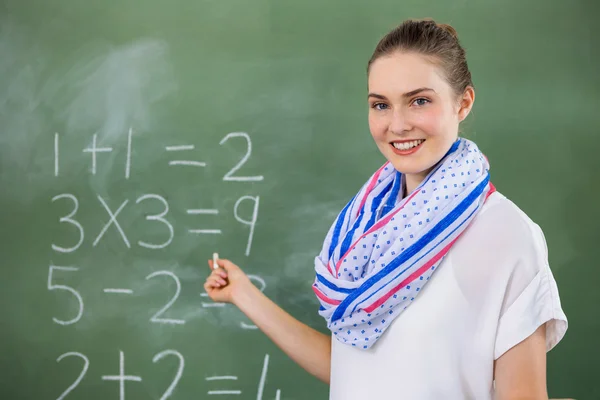 Profesor enseñanza matemáticas en el aula — Foto de Stock