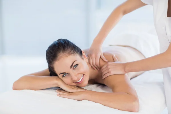 Sonriente mujer recibiendo masaje — Foto de Stock