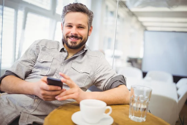 Homme d'affaires utilisant le téléphone dans le bureau — Photo