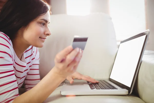 Frau benutzt Laptop auf Couch — Stockfoto