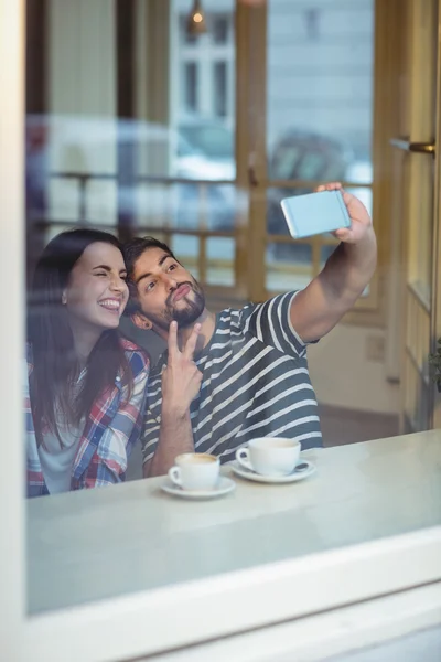 食堂で陽気なカップル撮影 selfie — ストック写真