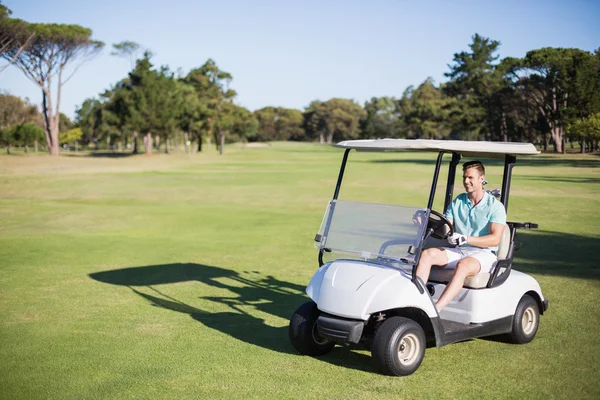 Golfista uomo guida golf buggy — Foto Stock