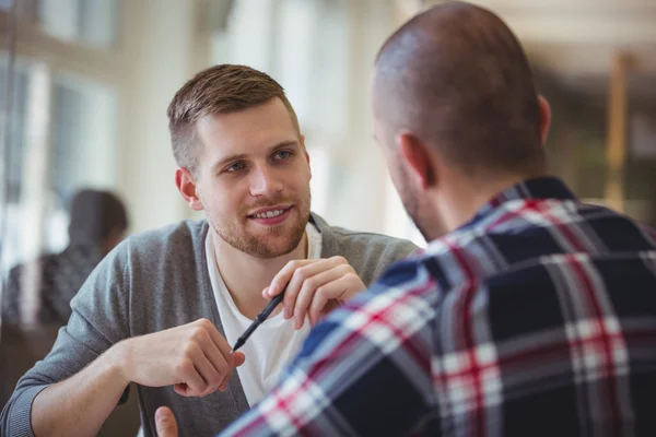 Geschäftsmann diskutiert mit Kollege — Stockfoto