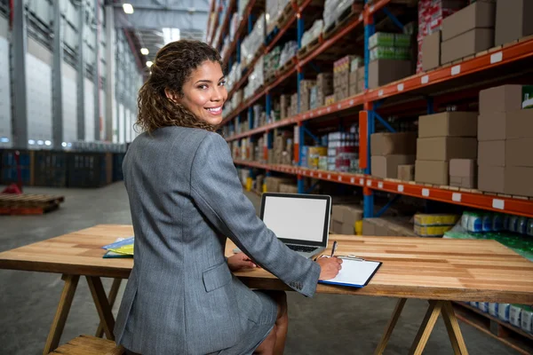 Mujer de negocios posando para la cámara — Foto de Stock