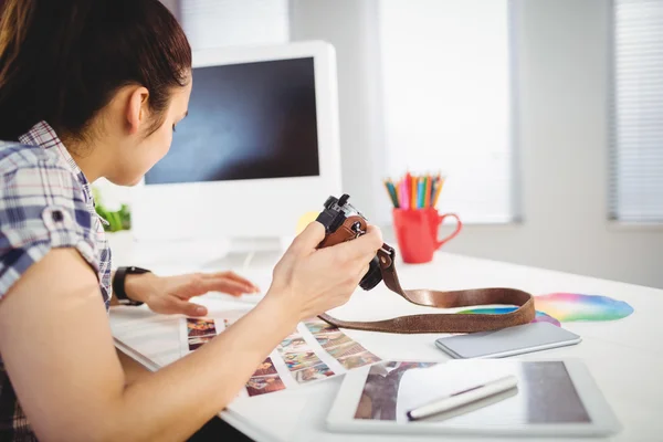 Frau mit Kamera im Büro — Stockfoto