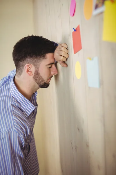 Uomo stressato in carica — Foto Stock