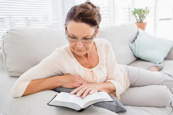 Mulher madura leitura livro — Fotografia de Stock