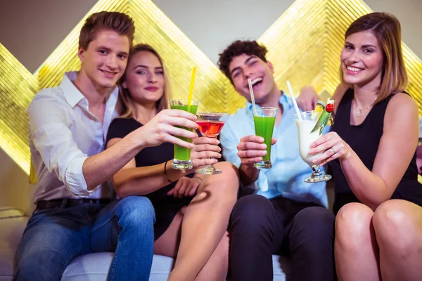 Amici che si godono un cocktail in discoteca — Foto Stock