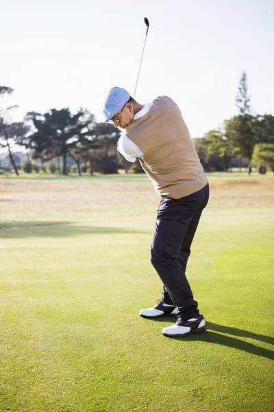 Спортсмен играет в гольф — стоковое фото