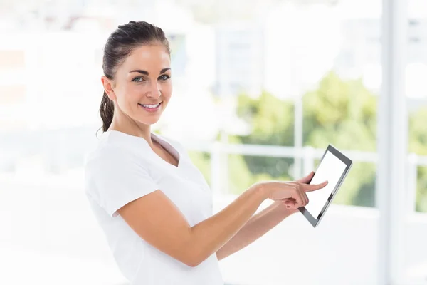 Mujer sonriente usando tableta digital — Foto de Stock