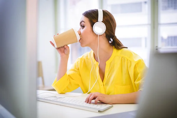 Uitvoerend drinken koffie — Stockfoto