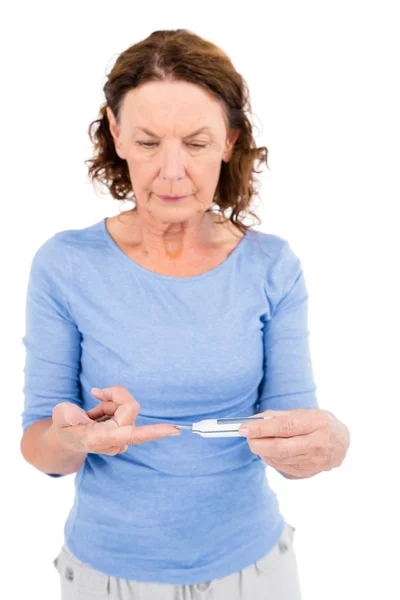 Woman using blood glucose monitor — Stock Photo, Image