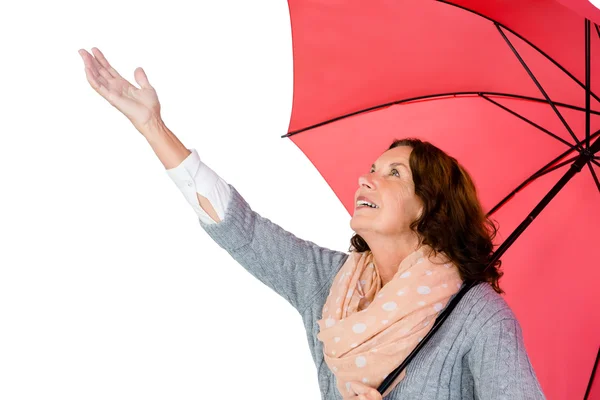 Mulher madura segurando guarda-chuva — Fotografia de Stock