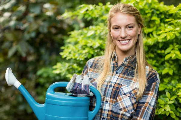 Wanita yakin tukang kebun memegang air bisa — Stok Foto