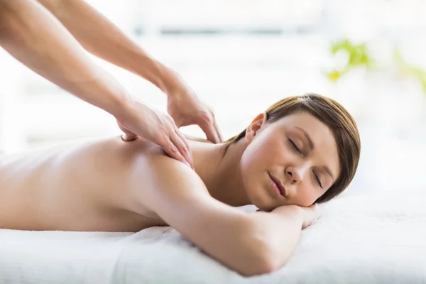 Avslappnad kvinna njuter av ryggmassage — Stockfoto