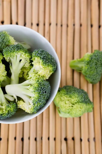 Broccoli i skål på plats matta — Stockfoto