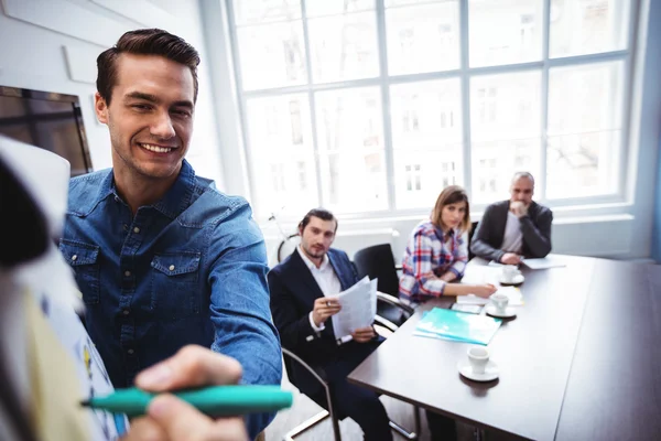 Sonriente hombre de negocios escribiendo a bordo — Foto de Stock