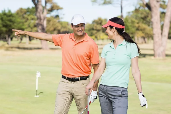 Golfeur homme pointant debout par femme — Photo
