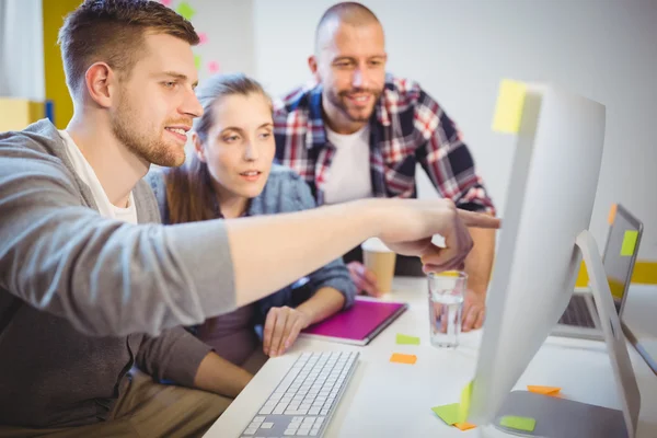 Hombre de negocios apuntando a la computadora — Foto de Stock