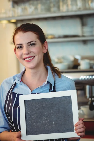 Barista confiado sosteniendo pizarra en blanco — Foto de Stock