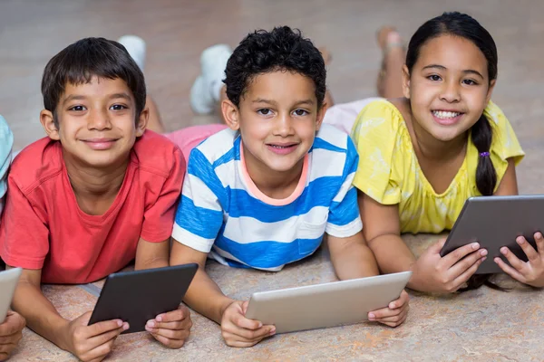 Kinderen met behulp van digitale tabletten — Stockfoto