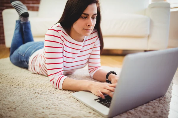 Mulher bonita usando laptop — Fotografia de Stock