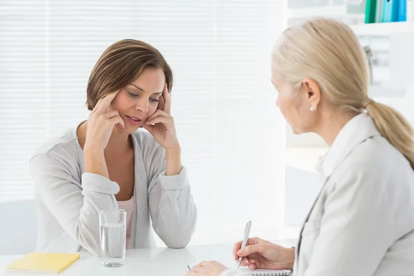 Therapeutin hört ihrem Patienten zu — Stockfoto