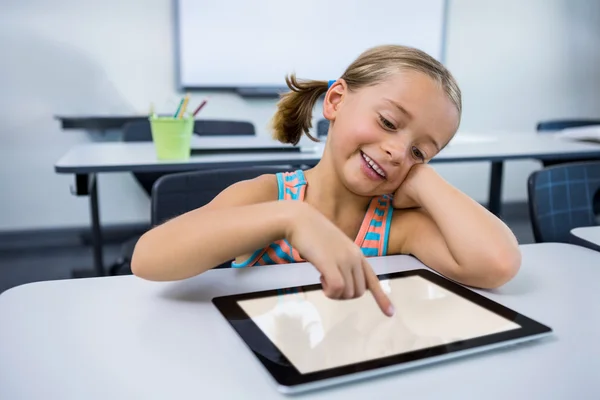 Meisje met digitale tablet in de klas — Stockfoto