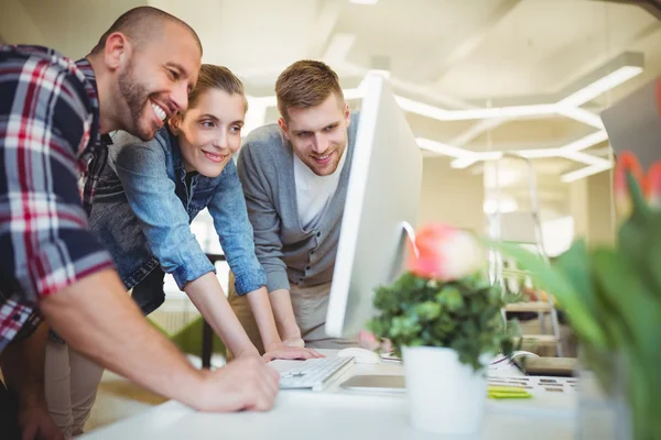 Mensen uit het bedrijfsleven computer kijken — Stockfoto