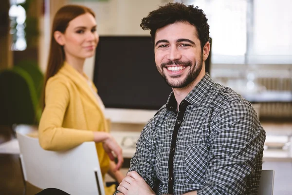 Feliz hombre de negocios con compañera de trabajo —  Fotos de Stock