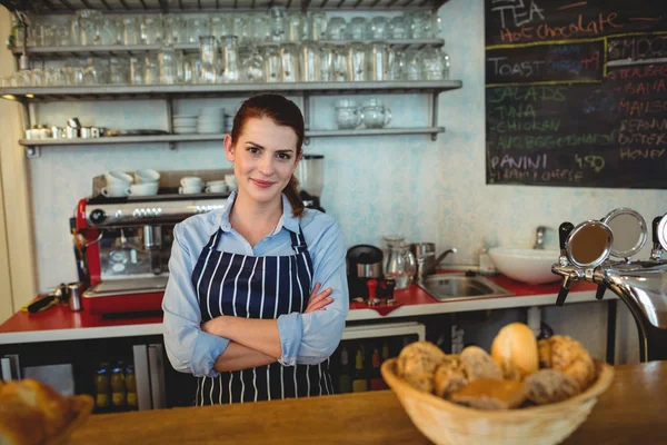 Barista confiado con los brazos cruzados en la cafetería — Foto de Stock