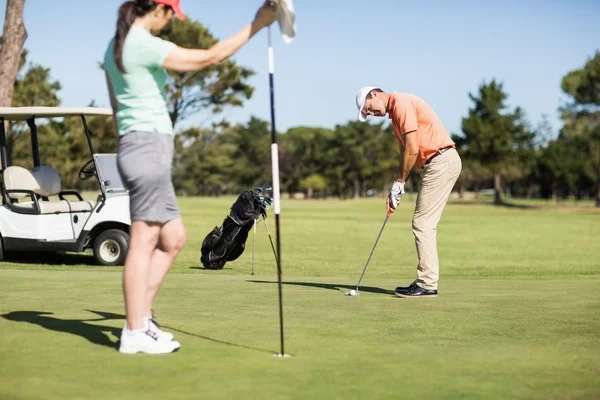 Casal jogando golfe juntos — Fotografia de Stock