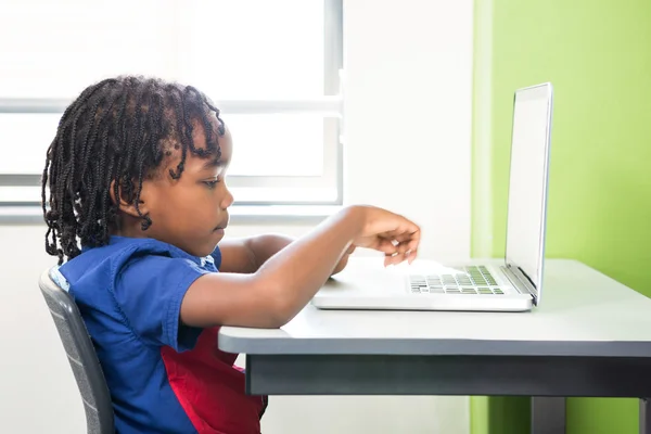 男孩在课堂中使用的笔记本电脑 — 图库照片